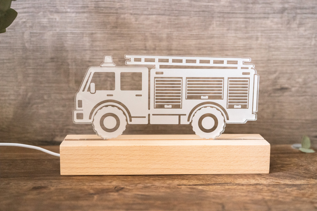 Personalisiertes Feuerwehrauto Nachtlicht aus Acryl mit Holzsockel – ausgeschaltet
